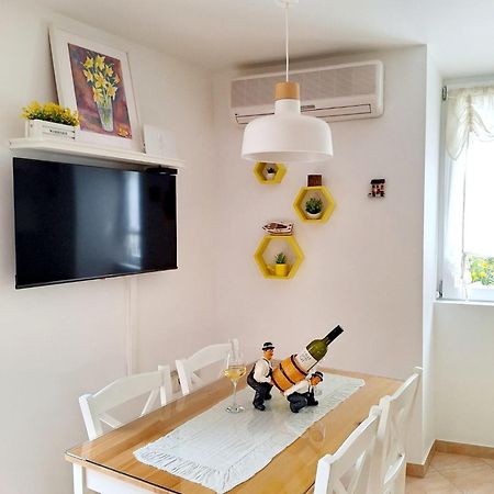 Apartment Megi In Supetar Historical Core Kültér fotó